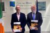 Dr Ciaran Kelly, Stiúrthóir Seirbhísí Comhairleacha Éiceachóras Iascaigh ag Foras na Mara agus Michael Gillooly, Príomhfheidhmeannach Eatramhach Fhoras na Mara le leabhar stoic éisc Fhoras na Mara 2023 